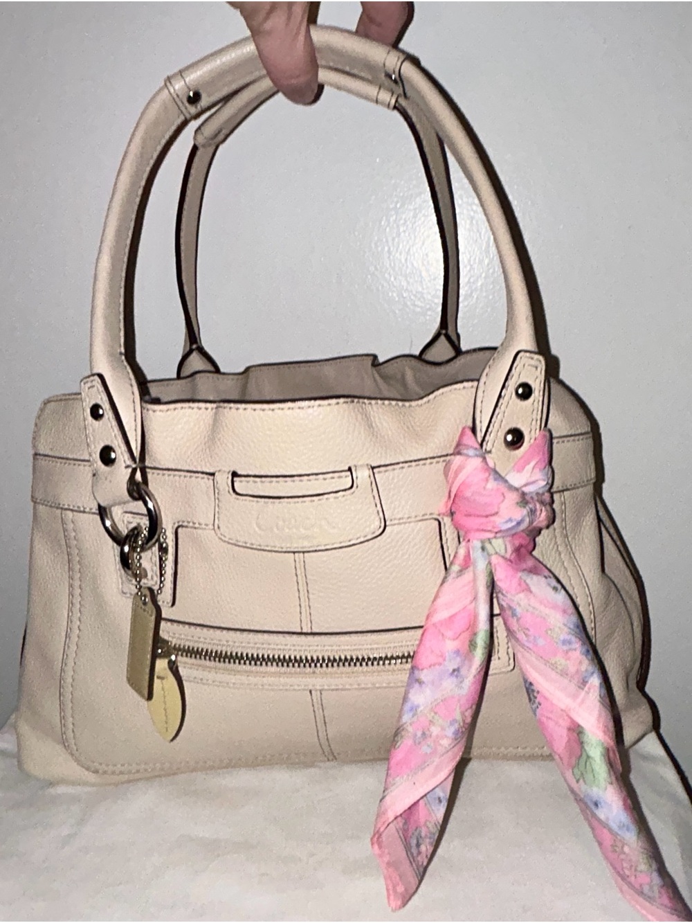 Vintage COACH Penelope Shoulder Bag |
Cream/Bone Leather. Vintage scarf incl.